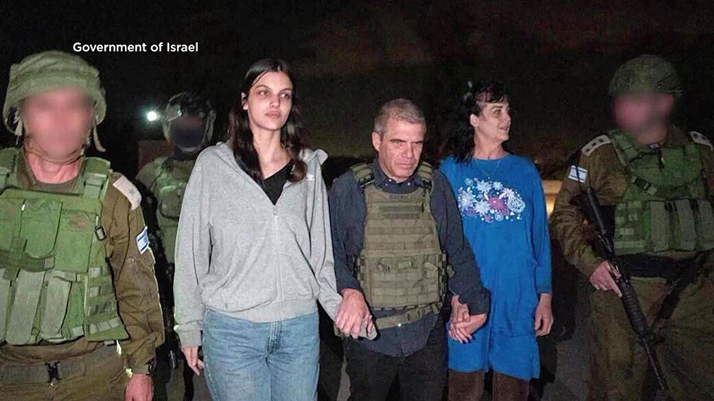 하마스 인질이었던 미국인 모녀. 사진은 풀려난 직후의 모습으로 위치는 공개되지 않았다. /AFP 연합뉴스