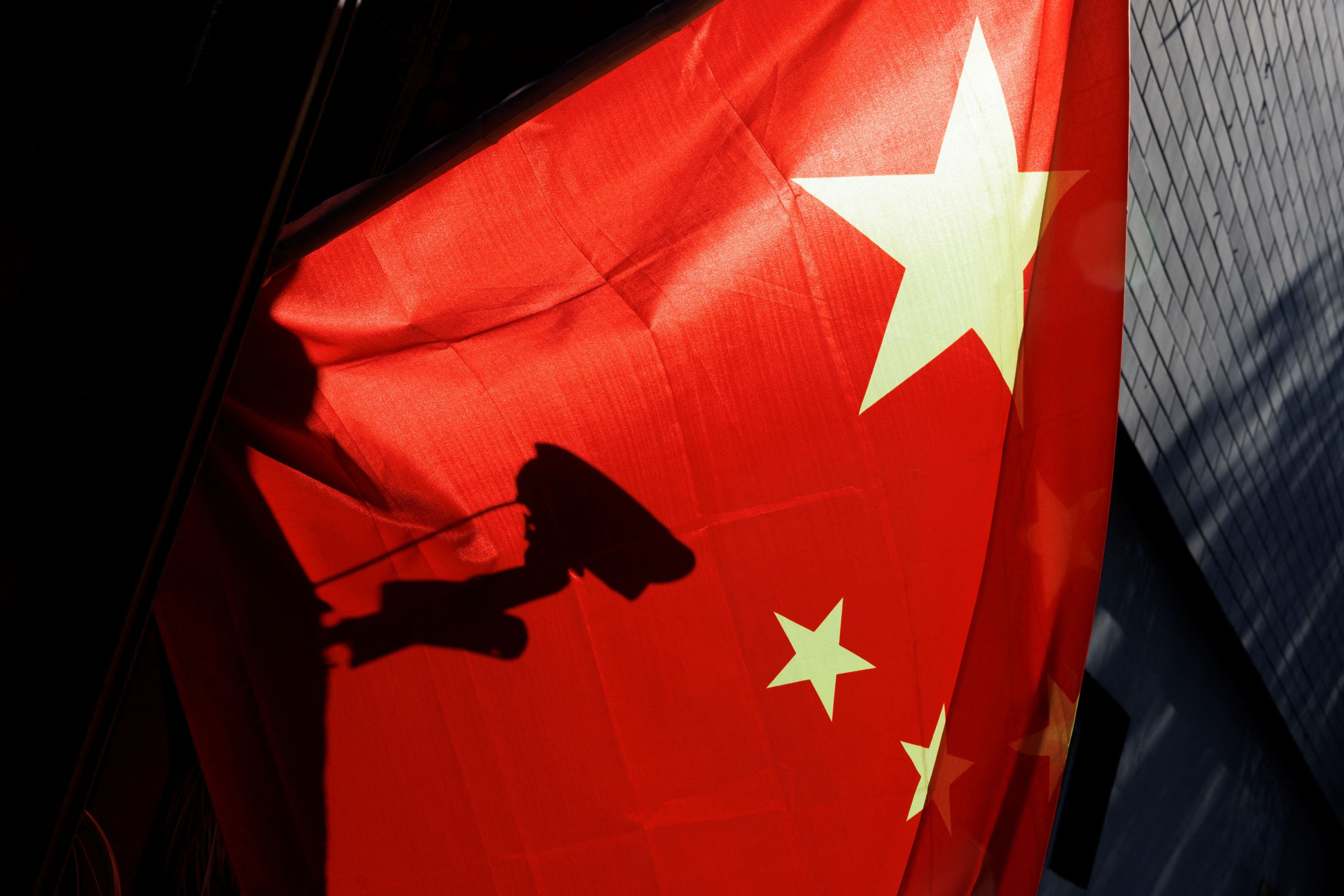 중국 베이징 거리에 걸려있는 오성홍기. 국기에 감시 카메라의 그림자가 드리워져 있다. /로이터·뉴스1