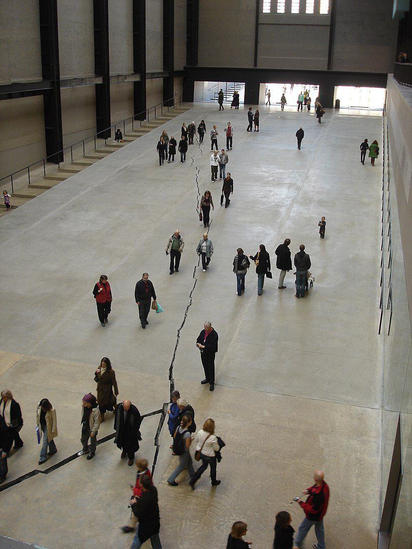 도리스 살세도, 십볼렛, 2007년, 런던 테이트 모던 미술관 설치 장면.