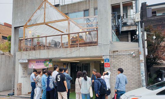 서울 마포구 연남동에서 열린 현장 강의에서 건축물에 대한 설명을 듣고 있는 땅집고 건축주대학 수강생들.