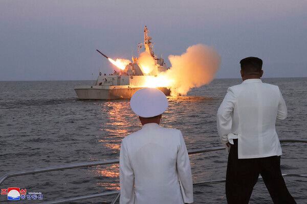 북한 김정은이 지난해 동해 해군 함대를 방문해 순항미사일 발사 훈련을 참관하는 모습. /조선중앙통신