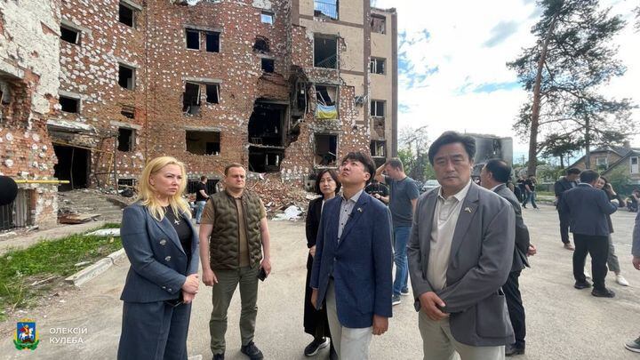 이준석 국민의힘 대표와 의원들이 5일(현지시간) 우크라이나의 수도 키이우를 방문해 전후 복구 방안 등을 논의했다. /올렉시 쿨레바 키이우 주지사 페이스북