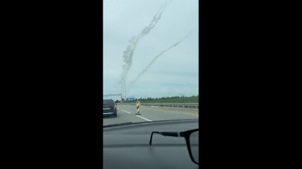 9일 크림대교를 향해 날아드는 순항미사일을 러시아 방공망이 요격하는 모습. /트위터