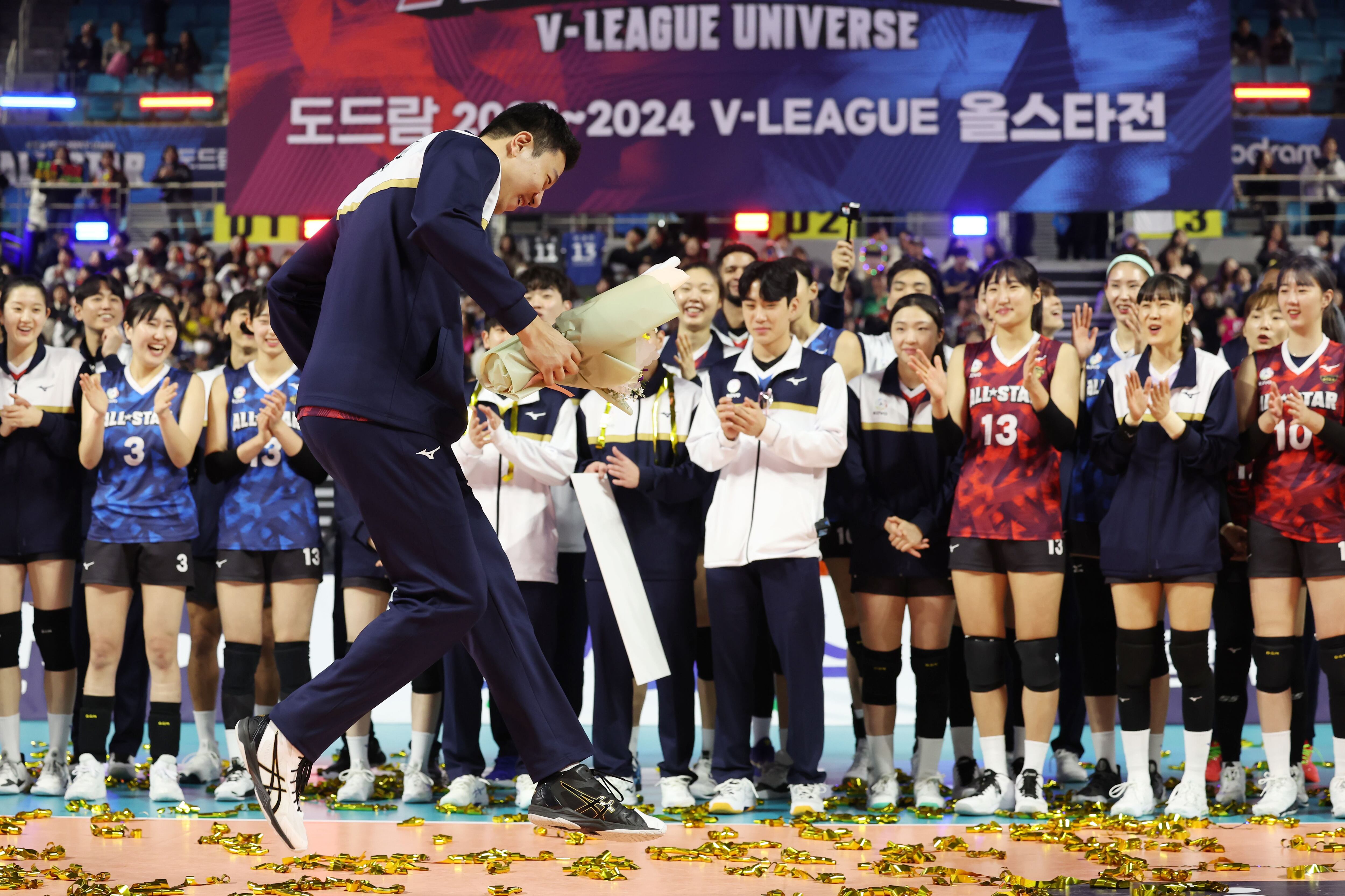27일 인천삼산월드체육관에서 열린 프로배구 '2023-2024 도드람 V리그 올스타전'에서 남자부 세리머니상을 수상한 한국전력 신영석이 슬릭백 춤을 선보이고 있다. /뉴스1