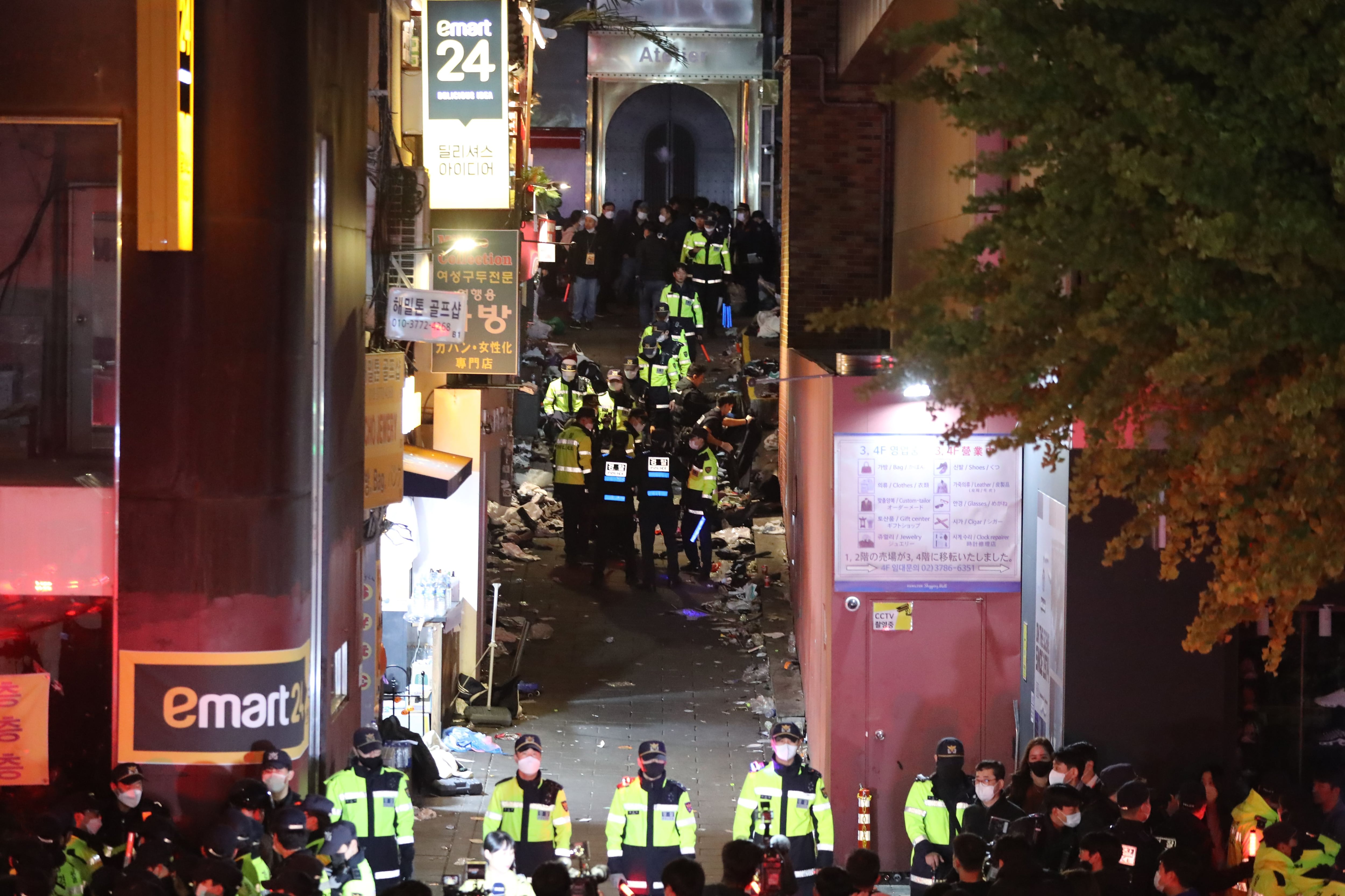 사고가 발생한 서울 용산구 이태원 사고현장에서 경찰 및 소방구급 대원들이 현장을 수습하고 있는 모습./뉴스1