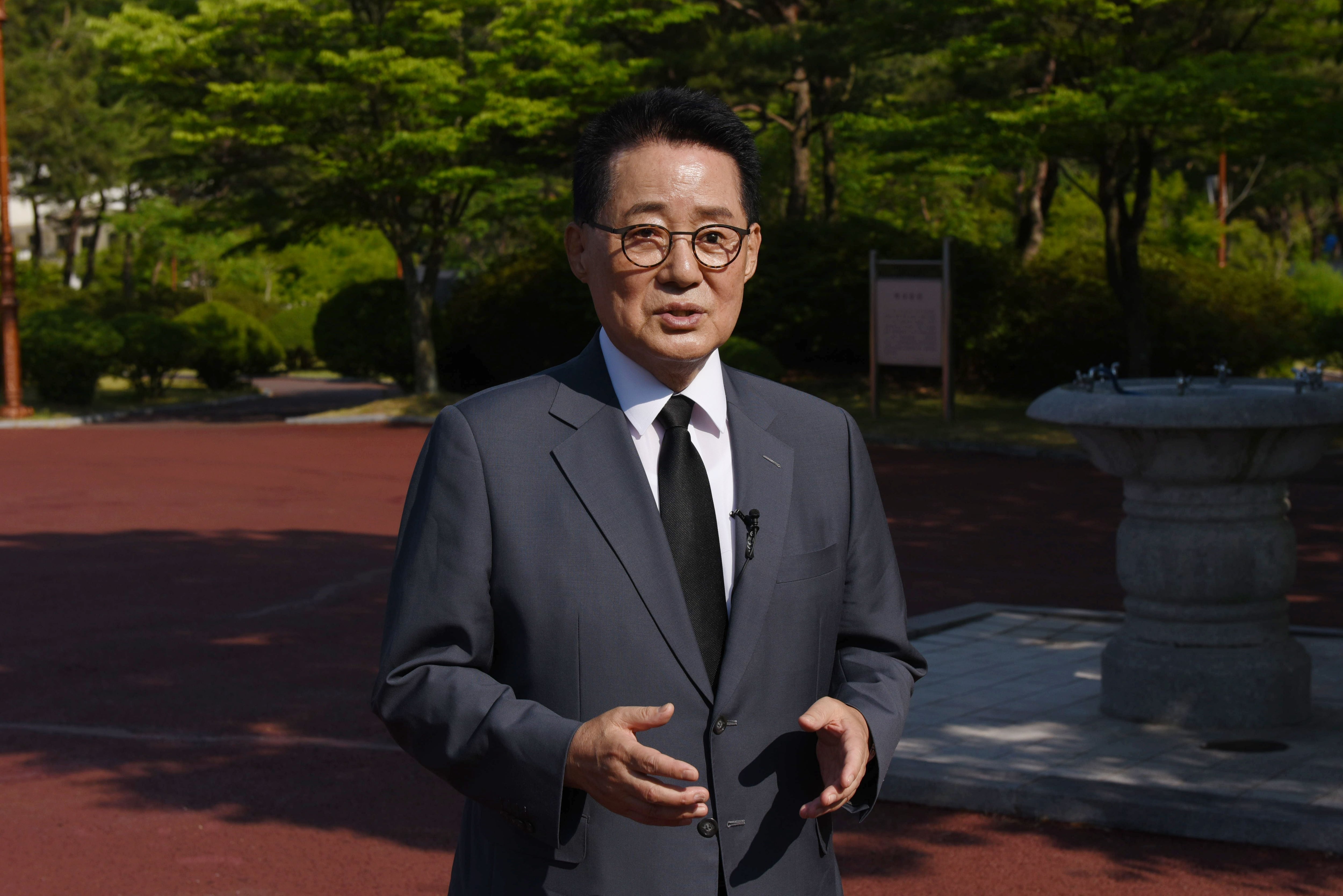 박지원 전 국가정보원장이 지난 6일 오후 광주 북구 국립 5·18민주묘지 승모루 부근에서 취재진과 인터뷰를 하고 있다./뉴스1 