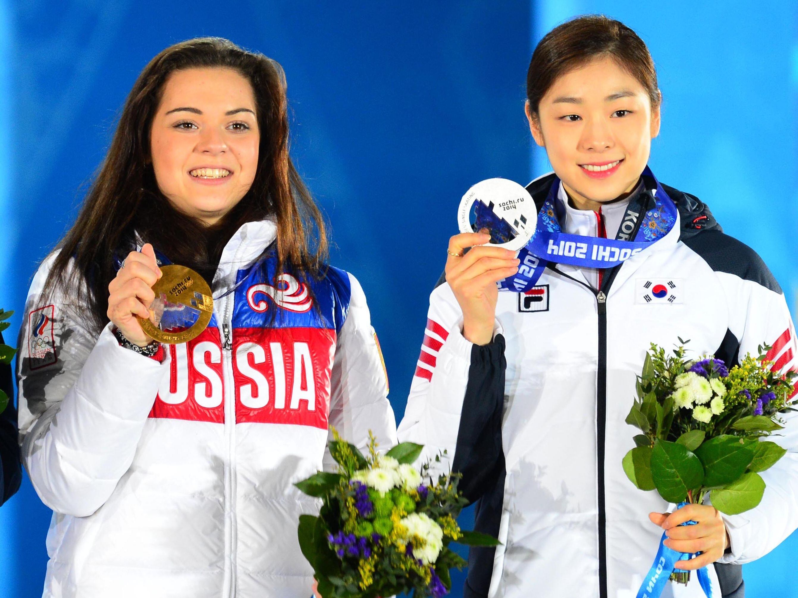 2014년 소치 동계올림픽 당시 소트니코바(왼쪽)와 김연아가 각각 메달을 목에 걸고 미소짓는 모습. /뉴스1
