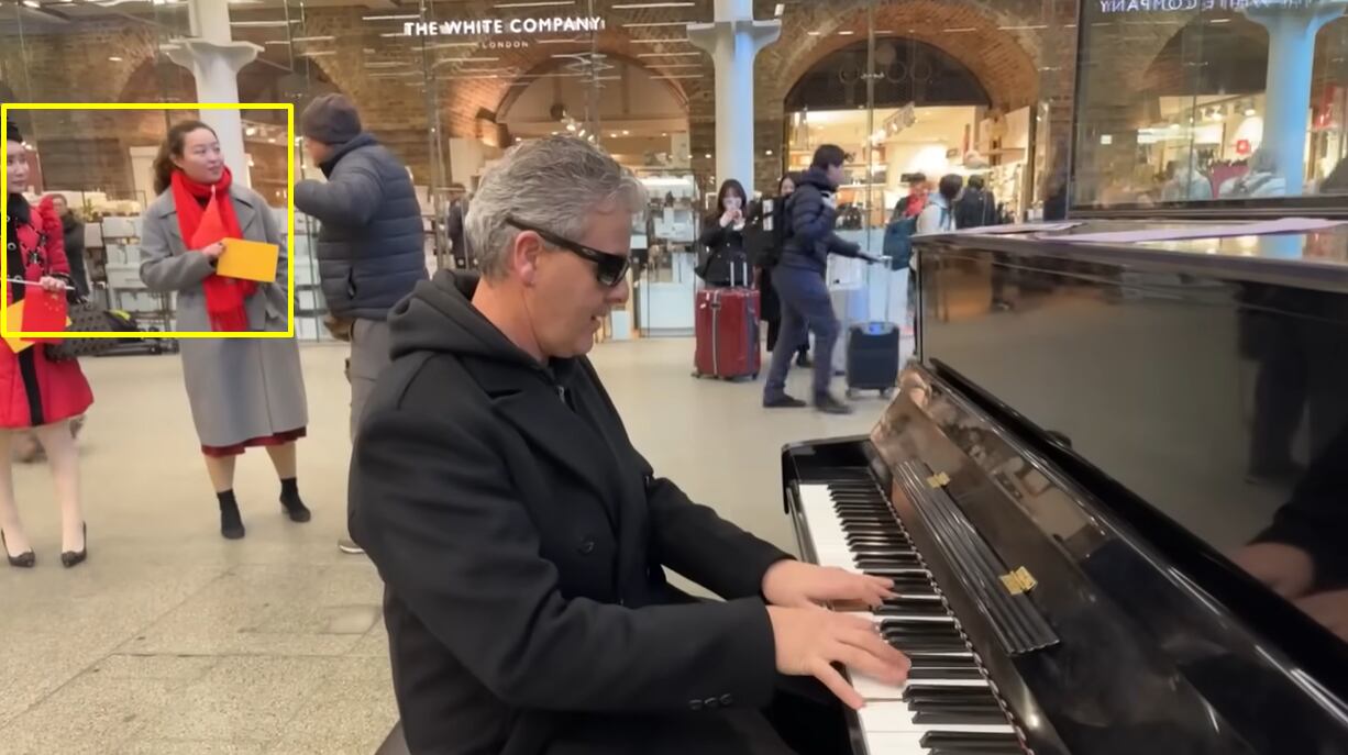 지난 19일(현지시각) 영국 런던의 공공장소에서 유튜버 브렌든 카바나그가 피아노 연주하는 모습을 중국 국기를 든 관광객들이 보고 있다. /유튜브 Brendan Kavanagh