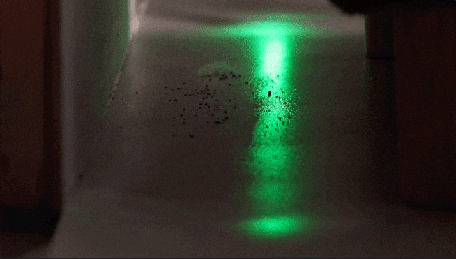 초록색 파장을 먼지에 비춰 눈에 잘 띄게 만드는 기펠 무선 청소기 ZET-10 2세대. /기펠