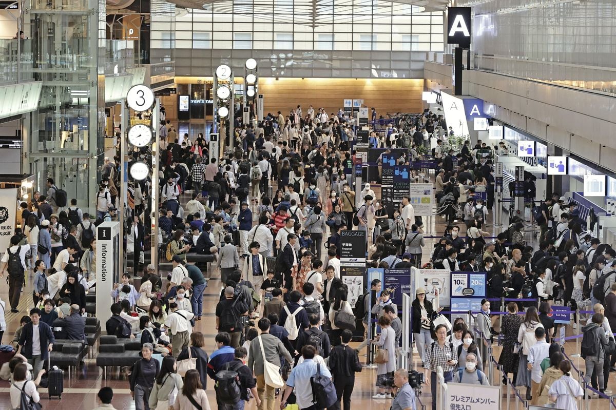 일본 황금연휴 '골든위크'가 시작한 27일 도쿄 하네다공항이 관광객들로 붐비고 있다./교도 연합뉴스