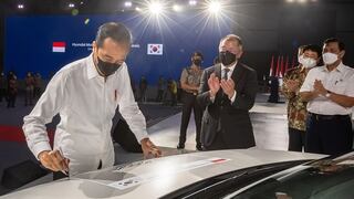 3월 16일 인도네시아에서 열린 현대자동차 인도네시아 공장 준공식에 조코 위도도 대통령이 현대차그룹 정의선 회장(가운데)과 함께 참석하여 아이오닉 5 차량에 서명하고 있다./현대차


