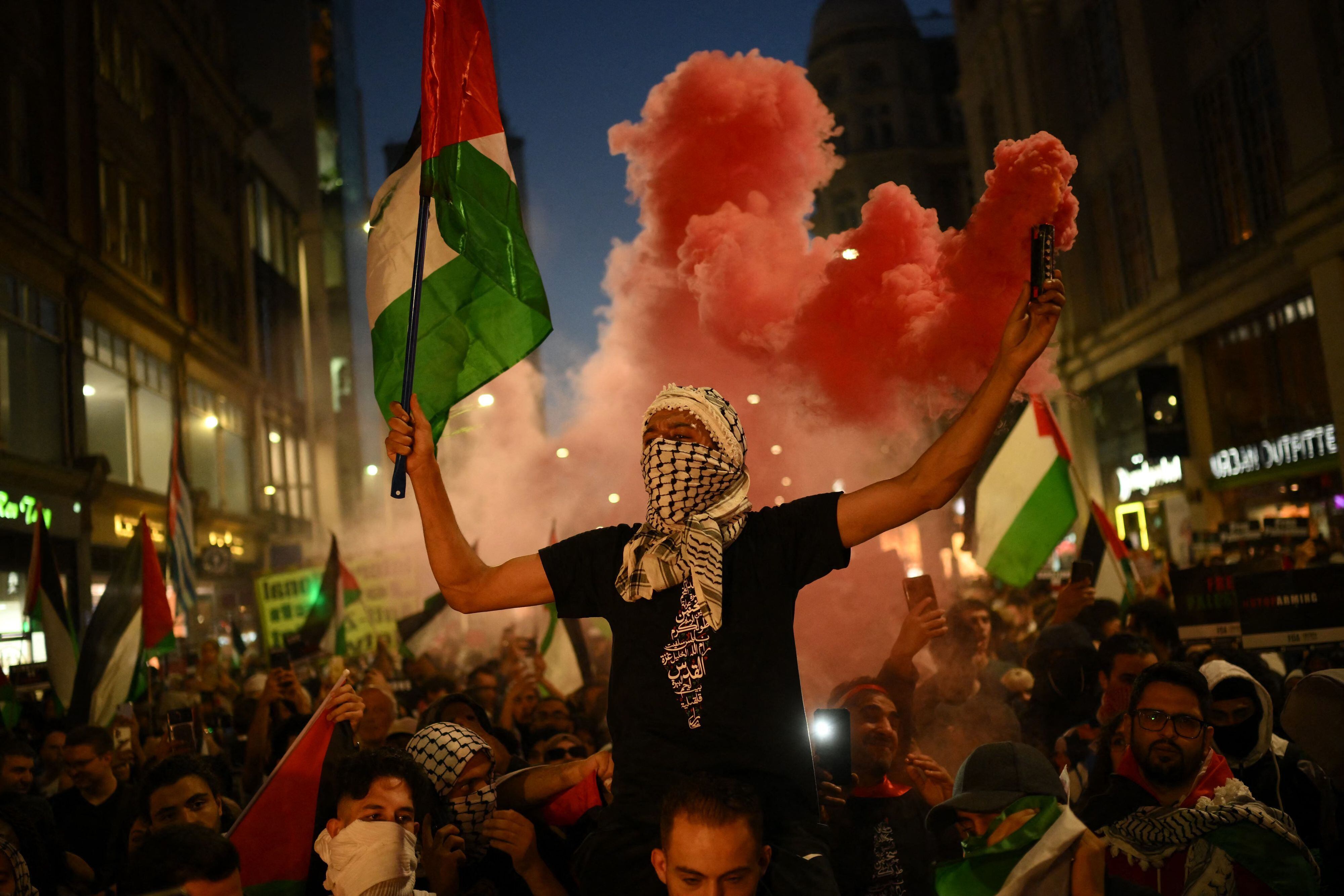 9일(현지시각) 팔레스타인 깃발을 든 시위대가 영국 런던의 이스라엘 대사관 근처에서 팔레스타인 지지 시위를 벌이고 있다. 팔레스타인 무장세력 하마스의 공격과 이스라엘의 보복 공격으로 양측에서 수천 명의 사상자가 발생했다. /연합뉴스