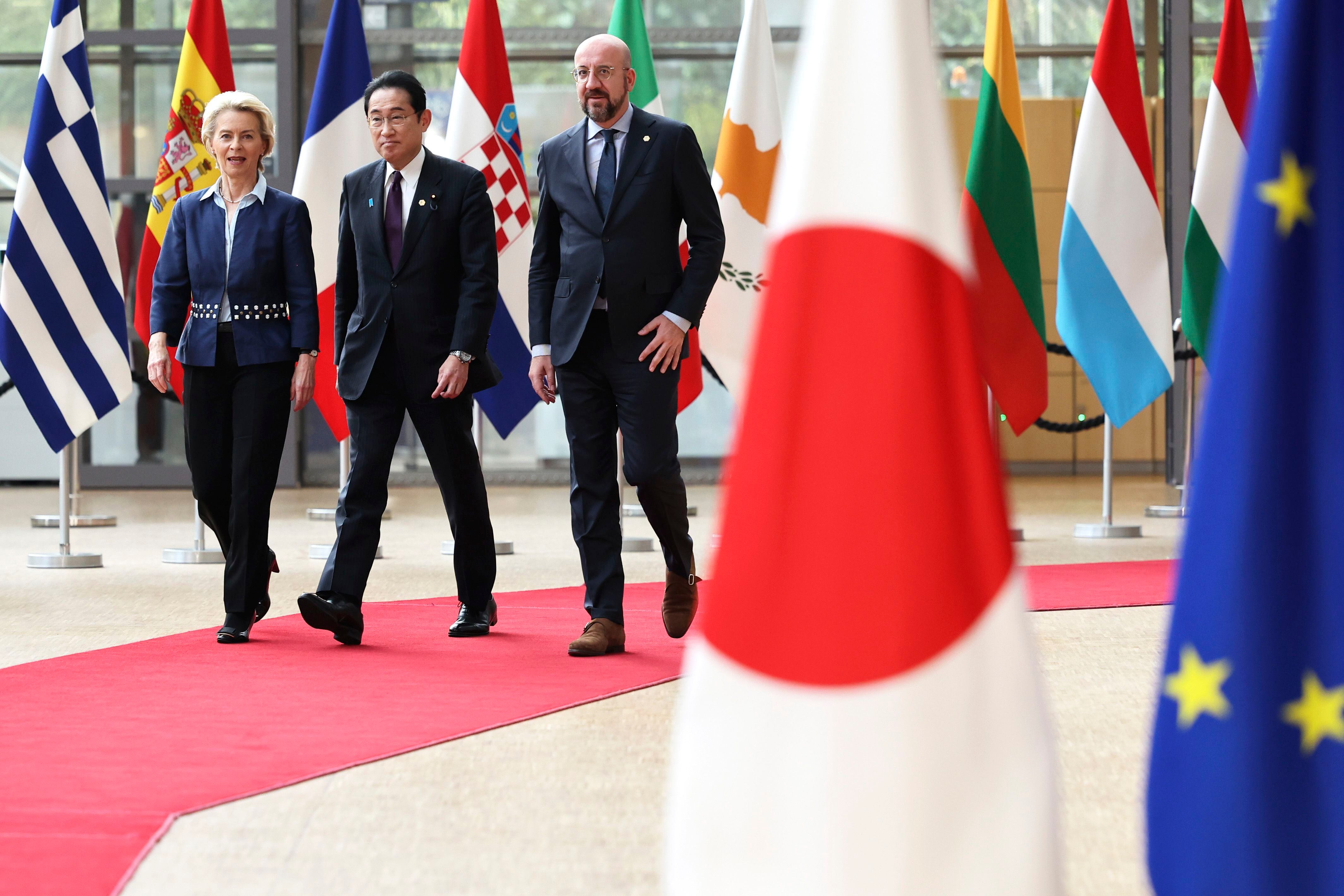 13일(현지 시각) 벨기에 브뤼셀에서 기시다 후미오(가운데) 일본 총리가  우르줄라 폰데어라이엔(왼쪽) 유럽연합(EU) 집행위원장, 샤를 미셸 EU 정상회의 상임의장과 함께 걷고 있다./AP 연합뉴스