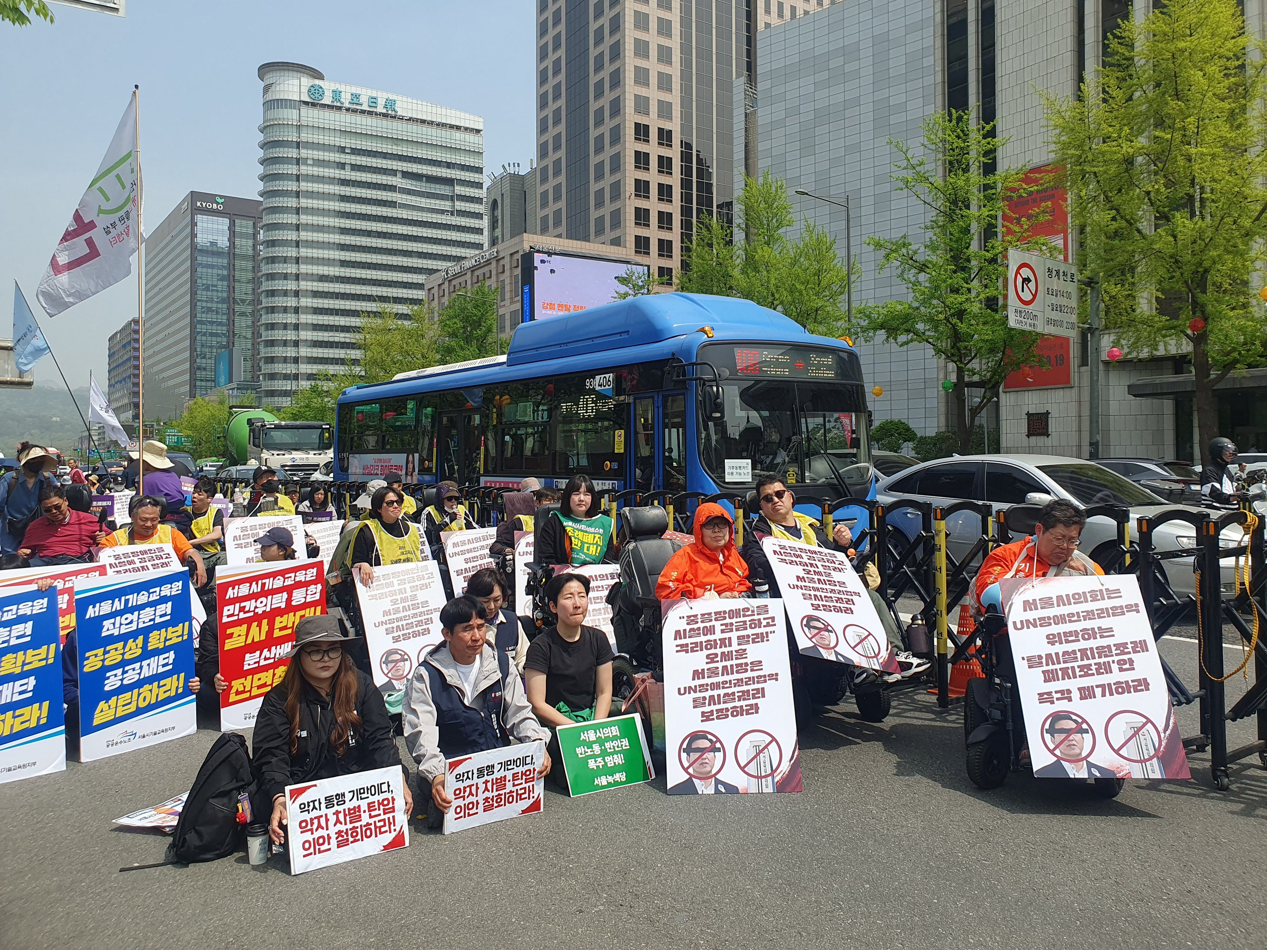 19일 오전 11시쯤 서울 중구 서울시의회 본관 앞에서 열린 ‘탈시설 조례 폐지’를 반대하는 규탄 대회에서 장애인 단체들이 피켓을 들고 있다./강우석 기자