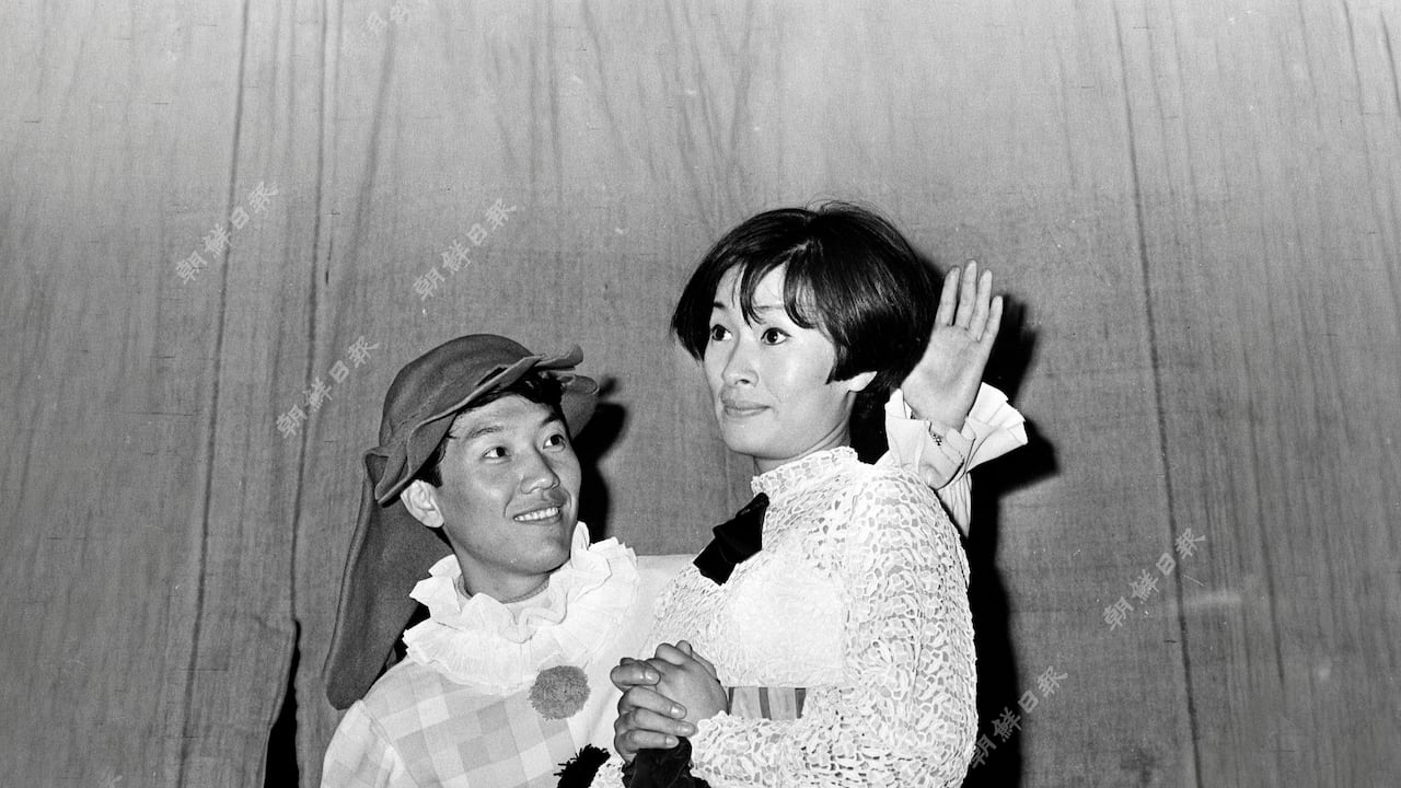 1967년 10월 11일 연극 '한꺼번에 두 주인'을에서 배우 함현진, 김혜자 씨가 연기를 하고 있다.