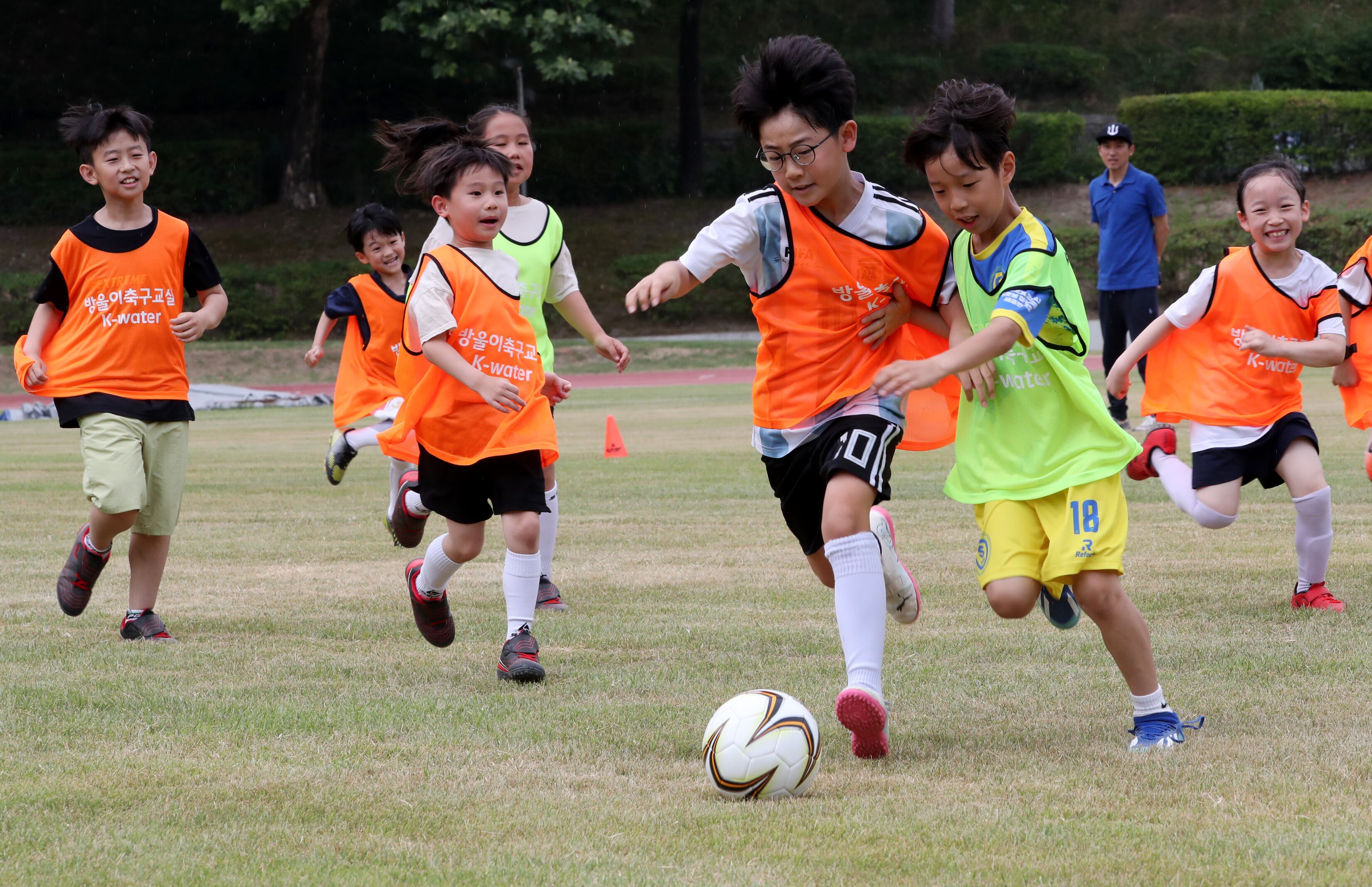 2023년 6월 15일 대전 대덕구 한국수자원공사 내 운동장에서 어린이들이 공을 차며 경기를 하고 있다. /신현종 기자