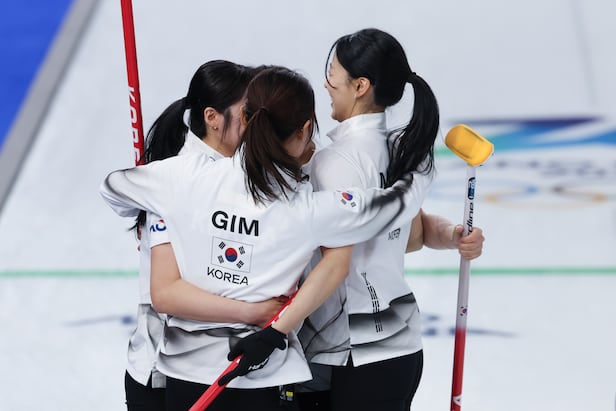 한국 여자 컬링 대표팀 경기도청 선수들이 15일(현지 시각) 일본과의 올림픽 라운드로빈 5차전을 승리로 마치고 포옹하며 기뻐하고 있다./연합뉴스