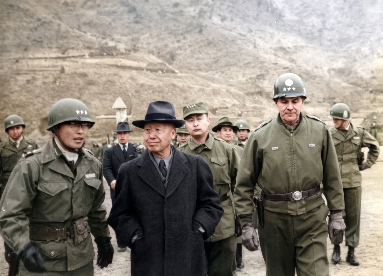 휴전을 한 달여 앞둔 1953년 6월의 사진이다. 중공군은 휴전 막바지 총공세를 강원도 춘천 북방으로 집중했다. 그 전투가 벌어졌던 현장인 강원도 화천의 한국군 2군단을 방문한 이승만 대통령(가운데)을 2군단장 정일권 중장이 수행하고 있다. 대통령 오른쪽은 미8군 사령관 맥스웰 테일러, 그 뒤에 백선엽 당시 육군참모총장의 모습이 보인다. /미 국립 문서보관기록청
