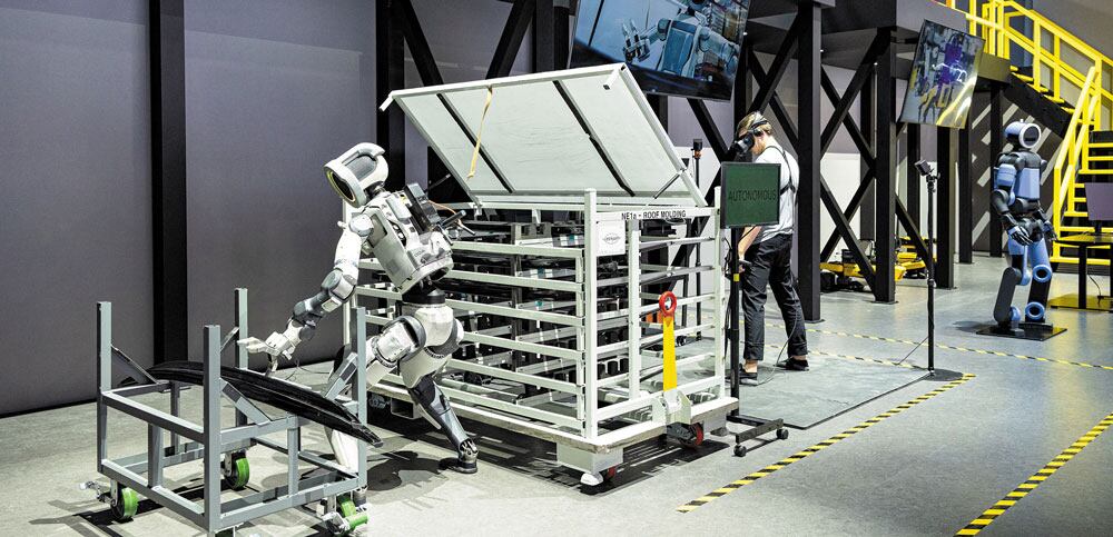 현대차그룹은 연초 미국 라스베이거스에서 열린 세계 최대 가전·IT 전시회 ‘CES 2026’에 참가해, 그룹 AI 로보틱스 기술 개발 과정을 직접 경험할 수 있는 다양한 전시를 선보였다. 사진은 CES2026 현장에 전시된 차세대 전동식 아틀라스 연구형 모델(왼쪽)이 움직이며 작업을 수행하는 모습이다. /현대차그룹 제공