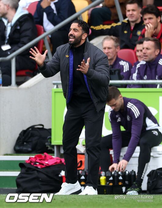 ‘또 진 맨유’ 브렌트포드 홈팬들, 아모림에게 “너 내일 경질돼!” 외쳤다 – 폰테크 달인