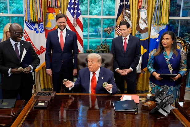 도널드 트럼프 미 대통령을 사이에 두고 J D 밴스(왼쪽) 부통령과 마코 루비오 국무장관이 서있다. 두 사람은 트럼프의 후계자 자리를 놓고 경쟁중이다. 사진은 지난해 6월 트럼프가 주재한 르완다-콩고민주공화국 평화협정 체결식 당시 모습./게티이미지코리아