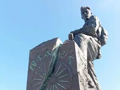 러시아, 日 상징 ‘국화 문장’ 파괴 동상 세워... 다카이치 강력 반발
