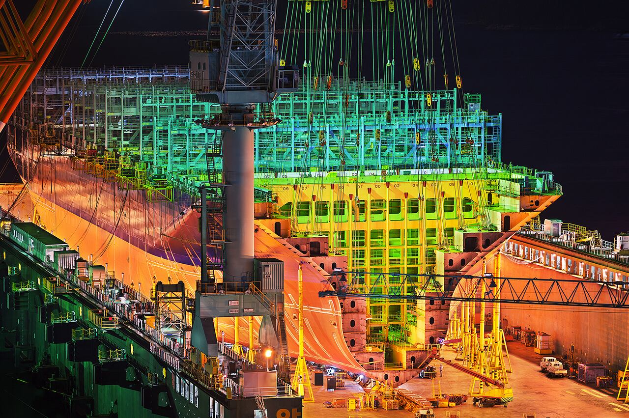 [IK154384-선박건조] 선박이 건조되는 과정은 제일 처음 제작되는 곳이 소조립이다. 이곳에서 구조에 맞게 잘라 온 강철 조각들을 하나, 둘 이어 붙여 블록을 만들고, 이 블록들을 대 조립에서 블록과 블록을 이어 붙여 몸집을 불린 후, 땅위의 현장에서 블록과 블록을 다시 이어 붙여 더욱 거대한 강철 구조물을 만들어 마지막으로 도크장으로 옮겨 최종 조립되고 있는 과정이다. 선박 건조 중에도 간혹 독특한 조명을 사용하기도 한다. 화성에서 온 UFO 같다/사진가 조춘만