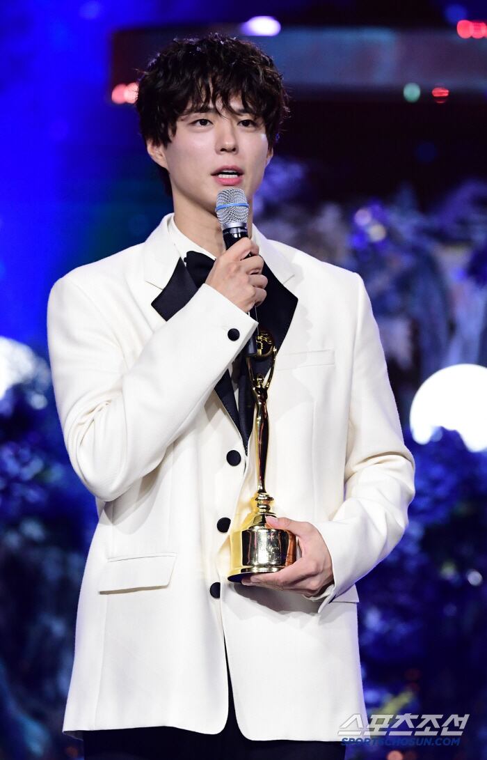 제4회 청룡시리즈어워즈(Bluedragon Series Awards)가 18일 인천 파라다이스시티에서 열렸다. 업비트 인기스타상을 수상한 박보검이 수상 소감을 말하고 있다. 인천=허상욱 기자 wook@sportschosun.com/2025.07.18