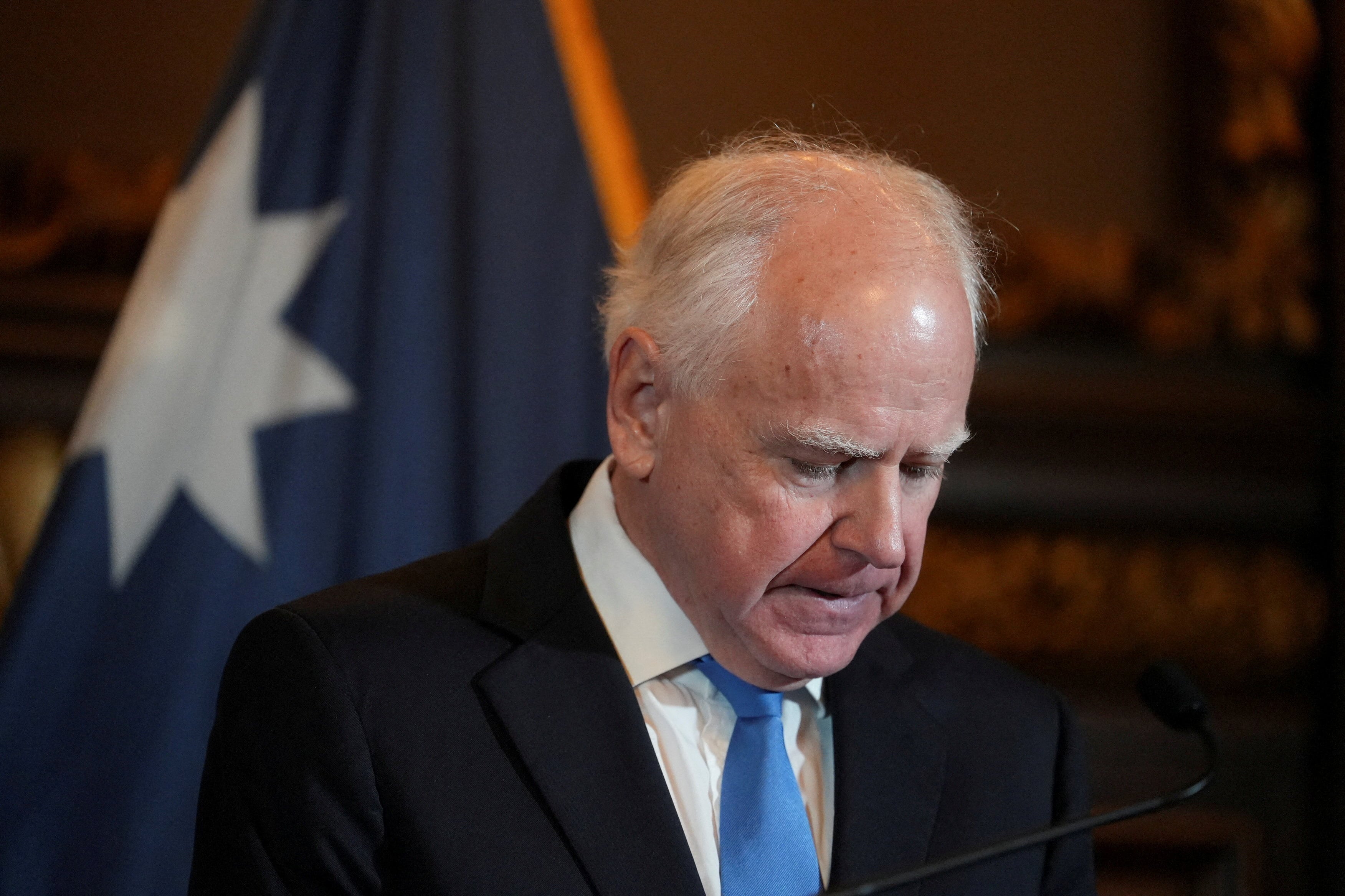 민주당 소속 팀 월즈 미네소타 주지사가 5일 주지사 3선 도전 포기 의사를 밝히고 있다. /로이터 연합뉴스