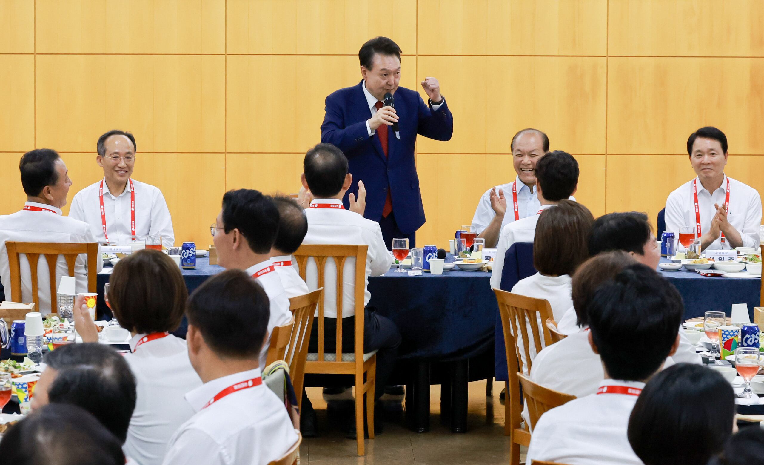 윤석열 대통령이 30일 충남에서 열린 제22대 국민의힘 국회의원 워크숍에서 인사말을 하며 의원들을 격려하고 있다. /뉴시스