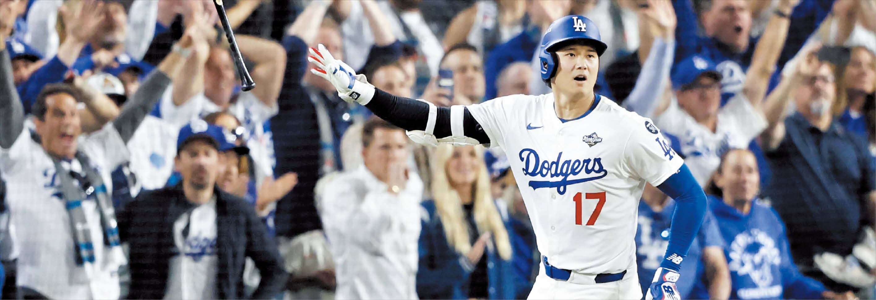 LA 다저스 오타니 쇼헤이가 28일(한국 시각) 토론토 블루제이스와의 월드시리즈 홈 3차전에서 4-5로 뒤진 7회 좌중간 담장을 넘기는 동점 솔로 홈런을 때린 뒤 타구를 바라보고 있다. 오타니는 이날 홈런 2개와 2루타 2개, 볼넷 5개로 9타석에서 모두 출루하며 메이저리그 신기록을 세웠다./UPI 연합뉴스