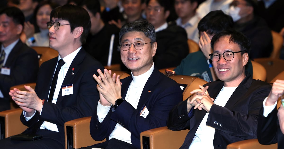 "네이버가 사라졌다"...SKT VS 업스테이지, 국대 AI 한 자리 놓고 사활 - 뉴스 썸네일 이미지