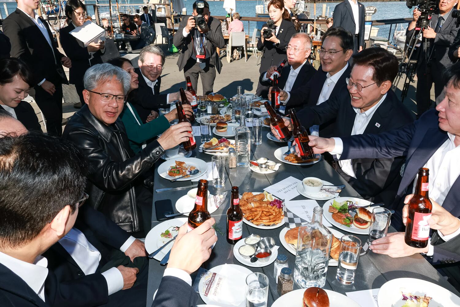 이재명 대통령이 24일(현지시간) 미국 샌프란시스코 더 램프 레스토랑에서 열린 글로벌 AI리더 만찬에서 건배를 하고 있다. 젠슨 황 엔비디아 CEO, 다리오 아모데이 앤트로픽 CEO, 혹 탄 브로드컴 사장 겸 CEO, 샘 올트먼 오픈AI CEO, 이재용 삼성전자 회장, 이해진 네이버 이사회 의장, 최태원 SK그룹 회장, 정의선 현대차그룹 회장 등이 참석했다. /뉴스1