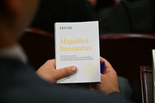 교황 레오 14세가 발표한 회칙  ‘마니피카 후마니타스’(Magnifica Humanitas·위대한 인간성) 책자./로이터 연합뉴스