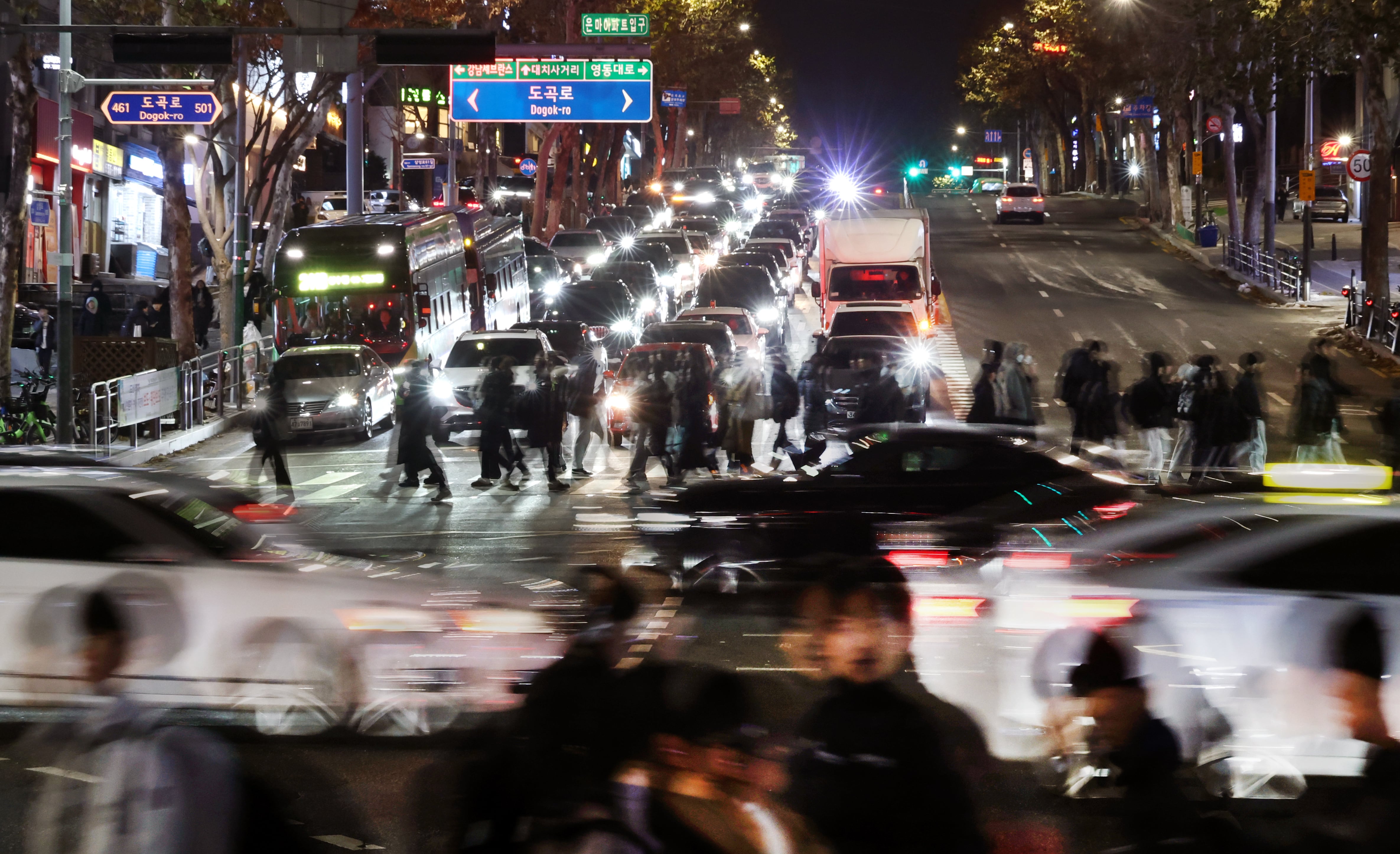 대학수학능력시험 성적표가 배부된 12월 5일 밤 10시, 서울 강남구 대치동에서 학원 수업을 마친 학생들이 일제히 밖으로 쏟아져 나왔다. /박성원 기자