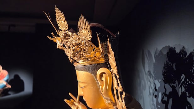 '도솔산 선운사' 특별전에 선보이고 있는 개암사 대웅전 목조제화갈라보살좌상. 17세기 불교 조각의 걸작으로 꼽히는 작품으로 화려한 보관의 문양을 바로 코앞에서 볼 수 있다. /김한수 기자