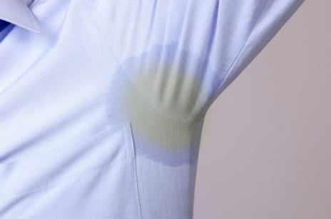 겨드랑이에 노란 땀자국, 왜 생길까? 어떻게 지우며...