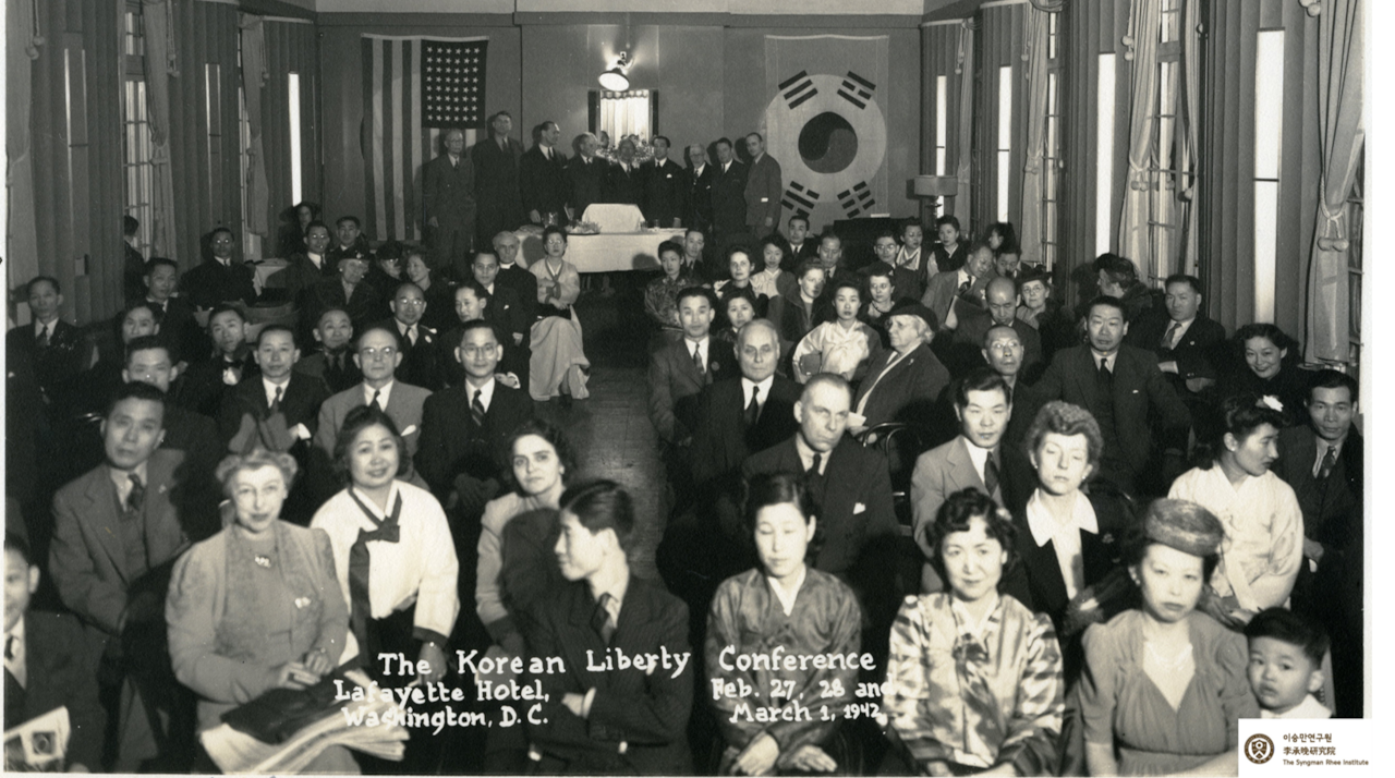1942년2월27일~3월1일 워싱턴 D.C. 라파예트 호텔에서 개최된 대한자유인대회.  앞줄 왼쪽 첫번째 미국인 여성은 상하이에서 대한민국 임시정부를 도운 조치 피치 목사 부인