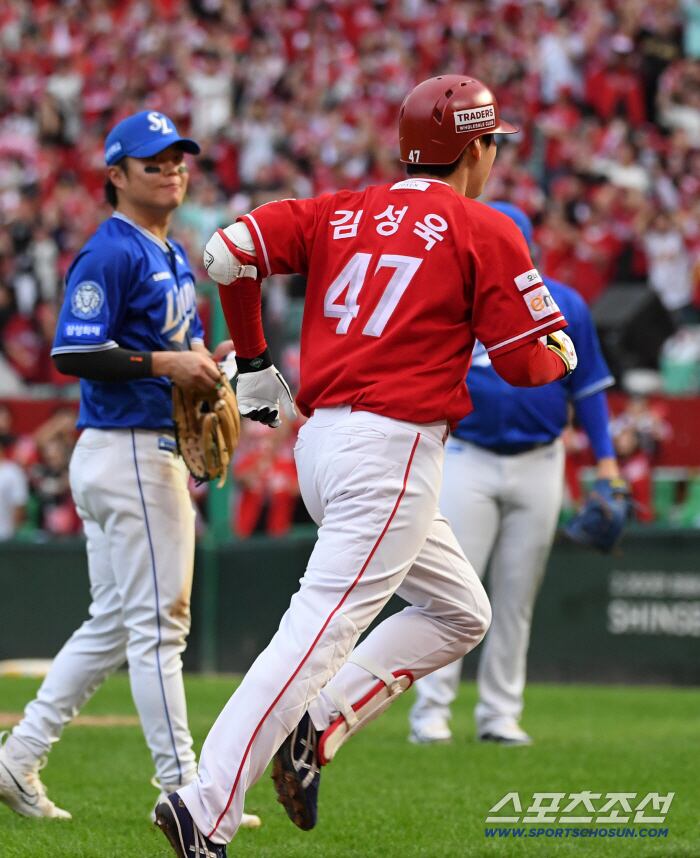 11일 인천SSG랜더스필드에서 열린 SSG와 삼성의 준PO 2차전. 9회말 1사 SSG 김성욱이 끝내기 홈런을 날린 뒤 환호하고 있다. 인천=박재만 기자 pjm@sportschosun.com/2025.10.11