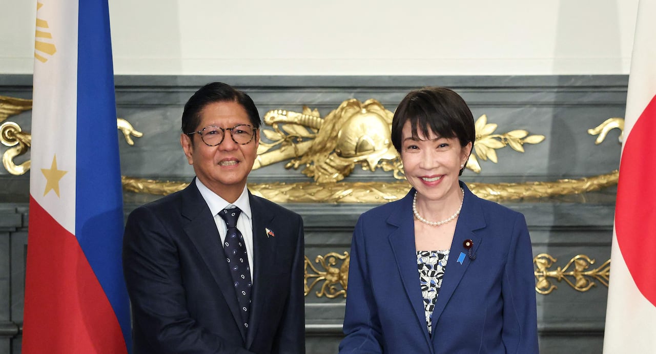 지난 5월 28일 도쿄 정상회담에서 일본 다카이치 총리(오른쪽)가 필리핀의 페르디난드 마르코스 주니어 대통령(왼쪽)과 악수를 나누고 있다. /AFP 연합뉴스