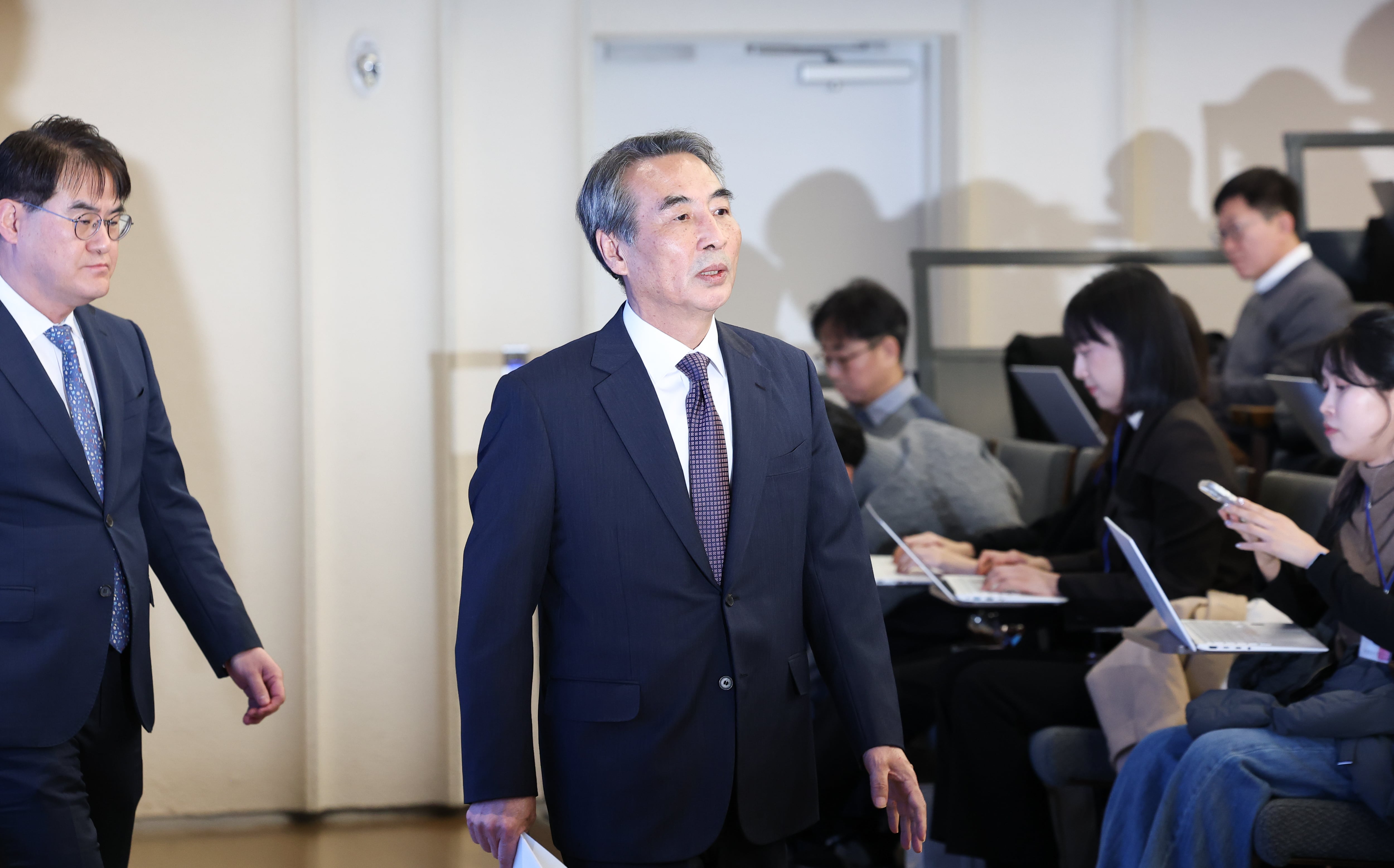 김건희 여사 관련 의혹을 수사한 민중기 특별검사가 29일 오전 수사 결과를 발표하기 위해 브리핑룸(서울 종로구 KT광화문빌딩 웨스트)에 입장하고 있다. 민중기 특별검사팀은 180일간 수사를 벌여 총 66명을 기소했다. 그 중 김 여사 등 20명을 구속했다./ 고운호 기자