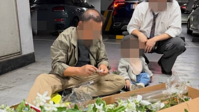 “내 딸 꽃 시드는 거 싫어서” 결혼식장 주차장서 부케 만든 70대父