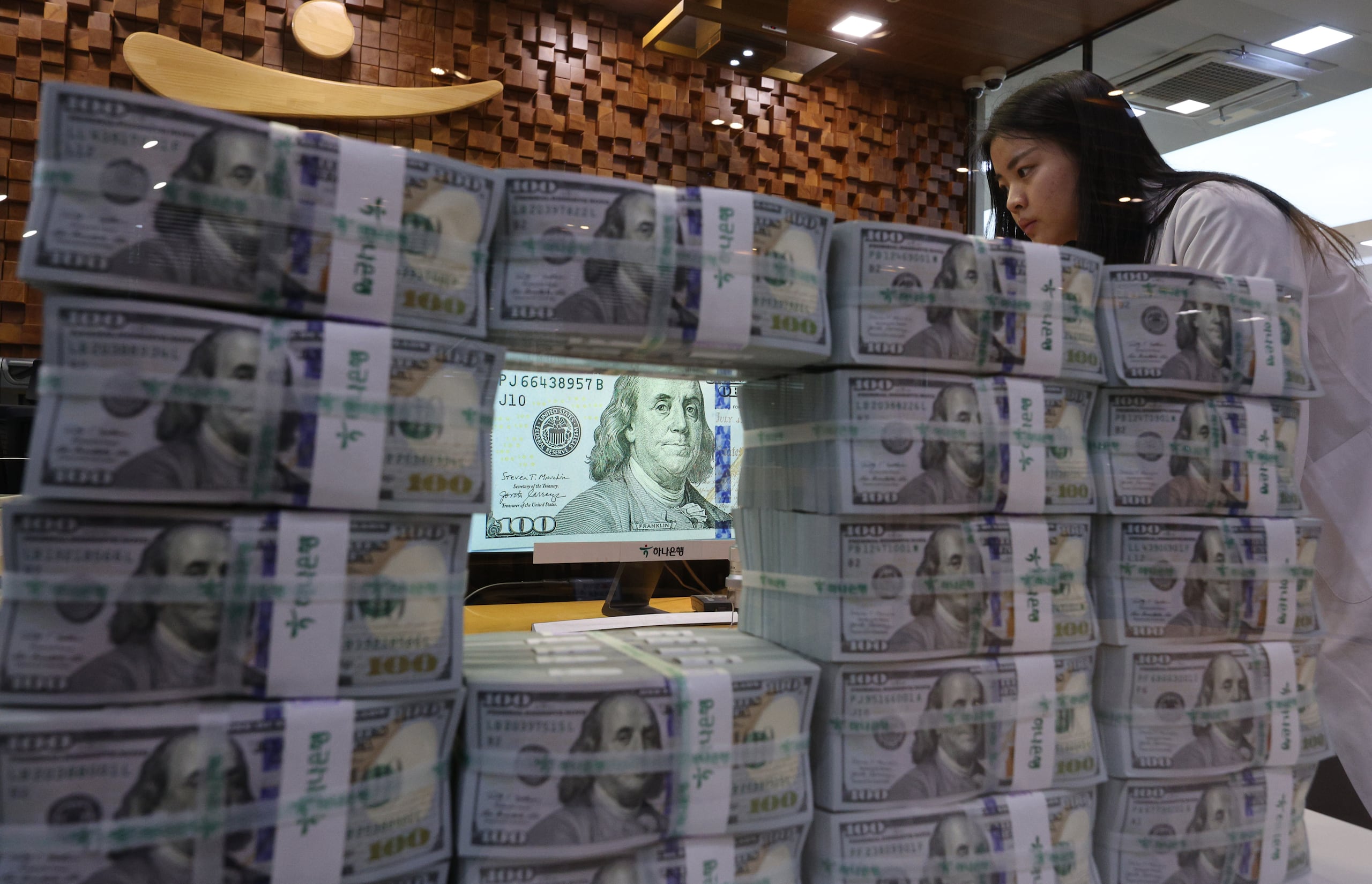 이달 기업 달러 예금 21%↑... 고환율에 기업들도 “달러 쌓아두자”