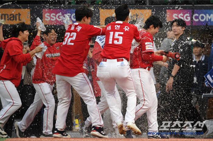 11일 인천SSG랜더스필드에서 열린 SSG와 삼성의 준PO 2차전. 9회말 1사 SSG 김성욱이 끝내기 홈런을 날린 뒤 물세례를 받고 있다. 인천=박재만 기자 pjm@sportschosun.com/2025.10.11