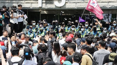 ‘잠실 개표소’ 앞 시위대 2000명으로 불어나…재선거 요구