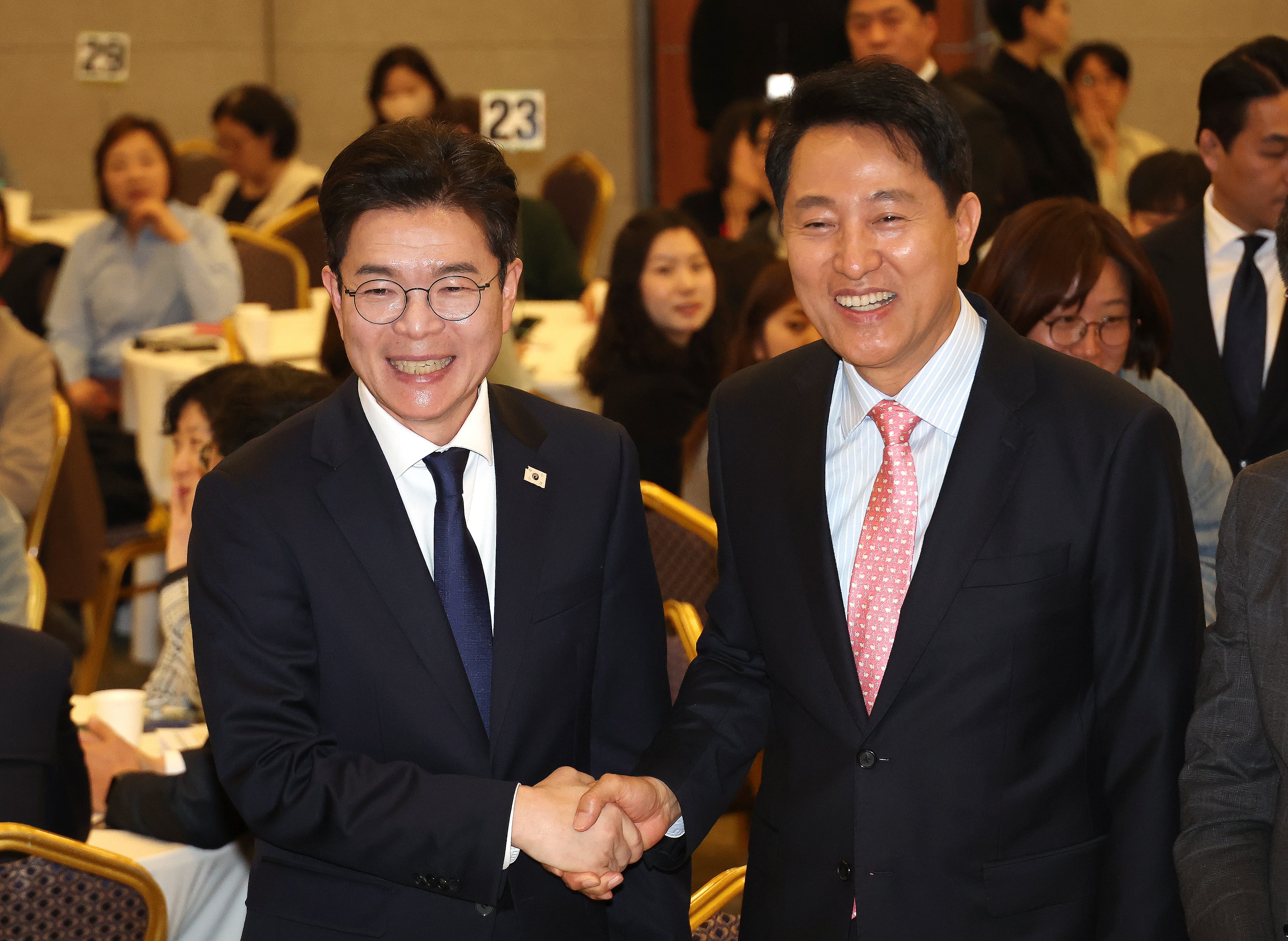 정원오 더불어민주당 서울시장 후보와 오세훈 국민의힘 서울시장 후보가 지난 22일 서울 용산구 백범김구기념관에서 열린 서울시사회복지사협회 창립 40주년 기념 행사에서 만나 악수하고 있다. /연합뉴스