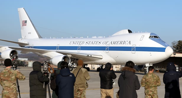 로이드 오스틴 전 미국 국방장관을 태운 E-4B 나이트워치가 2023년 1월 경기 오산 공군기지에 착륙한 모습./사진공동취재단