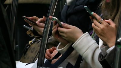 스마트폰이 전 세계 출산율 끌어내리고 있다