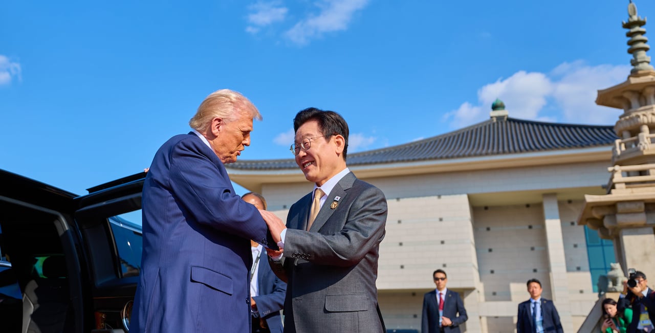 이재명 대통령이 지난해 경주 APEC 정상회의 기간 경북 경주박물관에 도착한 도널드 트럼프 미국 대통령과 악수하고 있다. /대통령실 제공