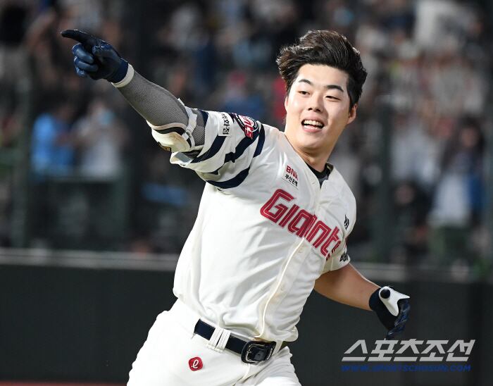 28일 부산 사직구장에서 열린 KT-롯데전. 11회말 2사 만루. 고승민이 끝내기 안타를 친 후 환호하고 있다. 부산=정재근 기자 cjg@sportschosun.com/2025.8.28